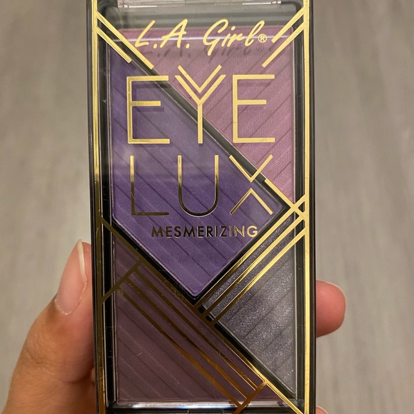 LA Girl Eyeshadow Palette - Picture 2 of 2
